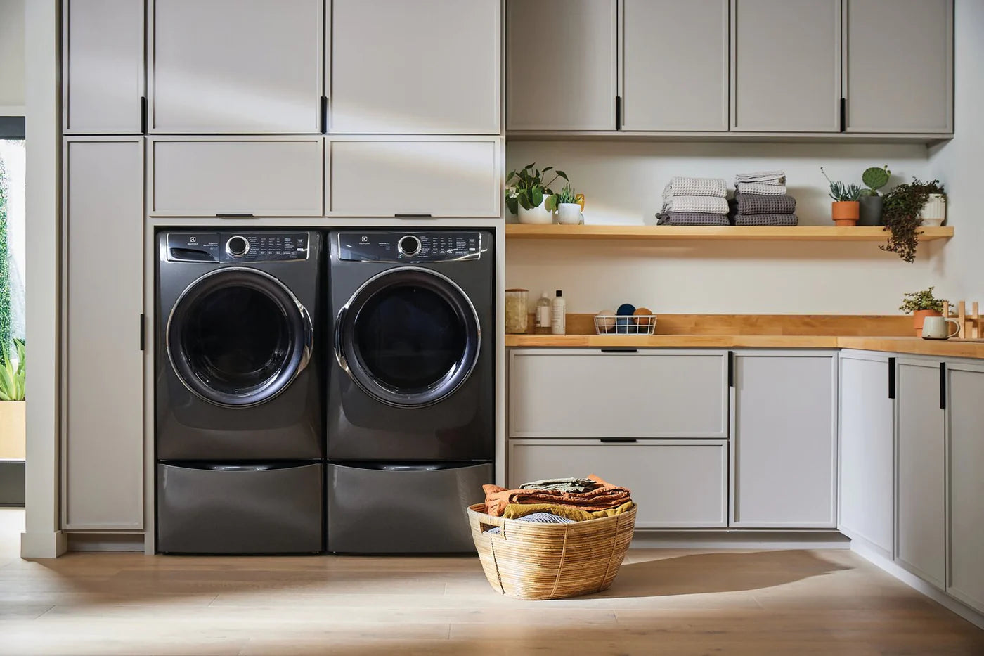 Electrolux Washer 27" Titanium ELFW7637AT